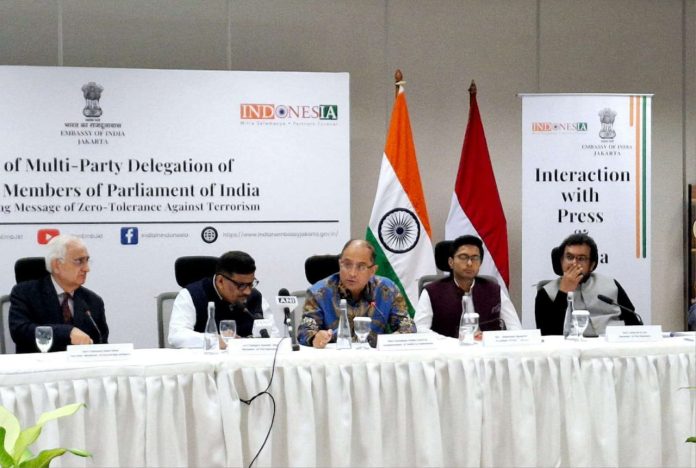 Duta Besar India di Jakarta, Sandeep Chakravorty (tengah) pada konferensi pers bersama Delegasi Multi-Partai dari India, Jumat (30/5/2025) sore di Jakarta (Foto: Ist) Duta Besar India di Jakarta, Sandeep Chakravorty (tengah) pada konferensi pers bersama Delegasi Multi-Partai dari India, Jumat (30/5/2025) sore di Jakarta (Foto: Ist)