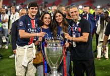 Luis Enrique, pelatih PSG asal Spanyol, beserta keluarga—istri Elena Cullell, putra Pacho, dan putri Sira—berpose dengan piala setelah final Liga Champions UEFA 2025 antara PSG dan Inter Milan di Munich. (AFP/Ina Fassbender)
