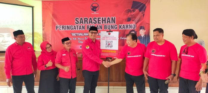 Foto bersama saat peluncuran Perpustakaan Digital DPC PDIP Kulon Progo oleh Ketua DPC PDIP Kulon Progo, Fajar Gegana (no4 dari kiri). (Foto: Ist)