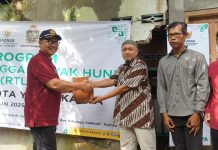 Wali Kota Yogyakarta, Hasto Wardoyo, menyerahkan genteng kepada ketua panitia pelaksana perbaikan RTLH milik Suryanto di Prenggan (Foto: Pemkot Yogyakarta)