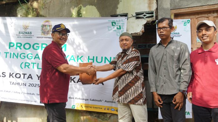Wali Kota Yogyakarta, Hasto Wardoyo, menyerahkan genteng kepada ketua panitia pelaksana perbaikan RTLH milik Suryanto di Prenggan (Foto: Pemkot Yogyakarta) Wali Kota Yogyakarta, Hasto Wardoyo, menyerahkan genteng kepada ketua panitia pelaksana perbaikan RTLH milik Suryanto di Prenggan (Foto: Pemkot Yogyakarta)
