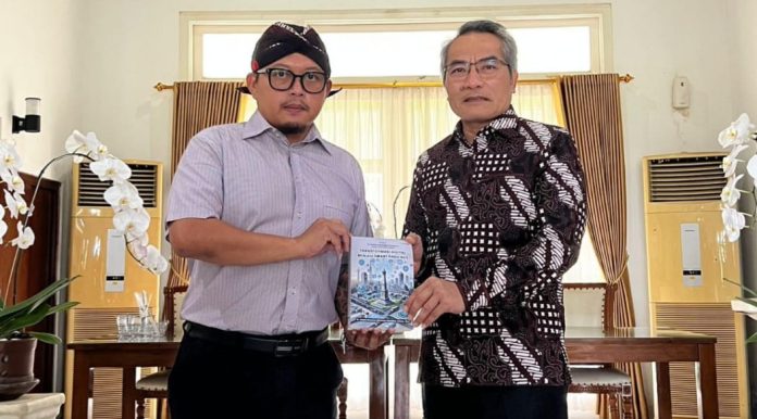 Dr Raden Stevanus Christian Handoko S.Kom MM bersama Bupati Bantul H Abdul Halim Muslih. (Foto: Ist)