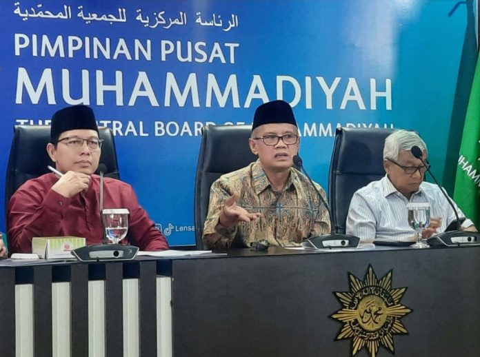 Ketua Umum PP Muhammadiyah Prof Dr H Haedar Nashir (tengah) dalam sebuah sesi konferensi pers di Kantor PP Muhammadiyah di Yogyakarta. (Foto: Ist)