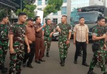 Sejumlah pasukan TNI AD beraktivitas di wilayah Kejaksaan Negeri Jakarta Selatan, Senin (2/6/2025) (Foto: RRI)