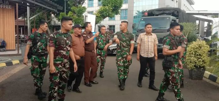 Sejumlah pasukan TNI AD beraktivitas di wilayah Kejaksaan Negeri Jakarta Selatan, Senin (2/6/2025) (Foto: RRI)