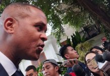 Pelatih timnas sepak bola Indonesia, Patrick Kluivert memberikan keterangan pers usai jamuan makan siang di kediaman Presiden Prabowo di Jakarta, Jumat (6/6/2025) (Foto: Ist)