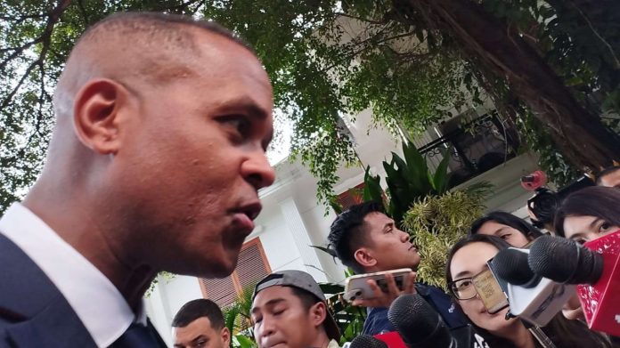 Pelatih timnas sepak bola Indonesia, Patrick Kluivert memberikan keterangan pers usai jamuan makan siang di kediaman Presiden Prabowo di Jakarta, Jumat (6/6/2025) (Foto: Ist) Pelatih timnas sepak bola Indonesia, Patrick Kluivert memberikan keterangan pers usai jamuan makan siang di kediaman Presiden Prabowo di Jakarta, Jumat (6/6/2025) (Foto: Ist)