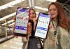 Pelanggan kereta api menunjukkan aplikasi Access by KAI (Foto: KAI)