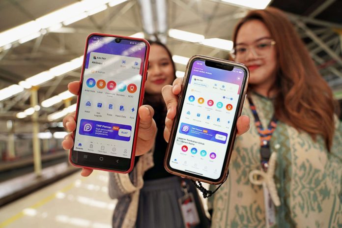 Pelanggan kereta api menunjukkan aplikasi Access by KAI (Foto: KAI)