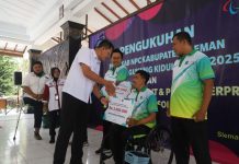 Wabup Sleman Danang Maharsa saat menyerahkan tali asih untuk atlet difabel peraih medali di ajang Peparnas Solo. (Foto: Humas Sleman)