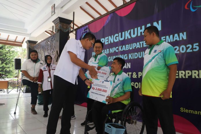 Wabup Sleman Danang Maharsa saat menyerahkan tali asih untuk atlet difabel peraih medali di ajang Peparnas Solo. (Foto: Humas Sleman)
