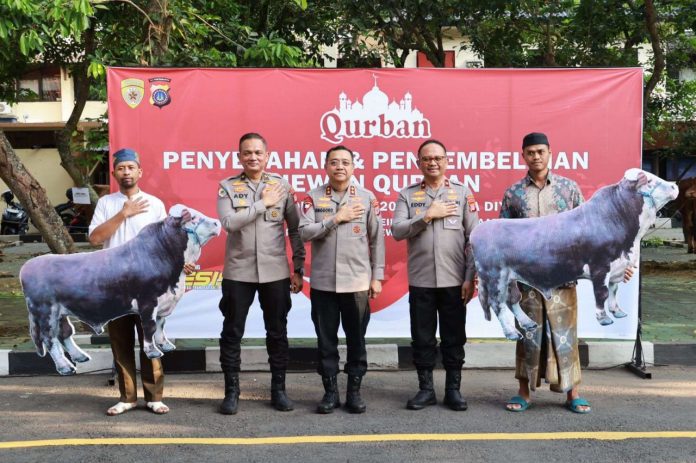 Kapolda DIY Irjen Polisi Anggoro Sukartono (tengah) ketika menghadiri seremoni penyerahan bantuan hewan kurban, Kamis (5/6/2025) siang, di Mapolda DIY. (Foto: Bidhumas Polda DIY) Kapolda DIY Irjen Polisi Anggoro Sukartono (tengah) ketika menghadiri seremoni penyerahan bantuan hewan kurban, Kamis (5/6/2025) siang, di Mapolda DIY. (Foto: Bidhumas Polda DIY)