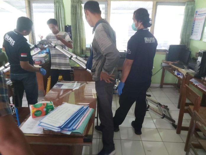 Petugas kepolisian saat melakukan olah TKP pencurian di salah satu SMP di Pandak, Bantul, Kamis (5/5/2025) Petugas kepolisian saat melakukan olah TKP pencurian di salah satu SMP di Pandak, Bantul, Kamis (5/5/2025)