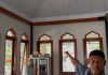 Marbot masjid saat menunjukan lokasi CCTV yang merekam pelaku saat mencuri kotak infak. (Foto: RRI)