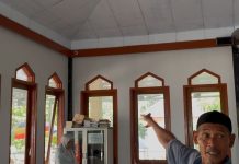 Marbot masjid saat menunjukan lokasi CCTV yang merekam pelaku saat mencuri kotak infak. (Foto: RRI)