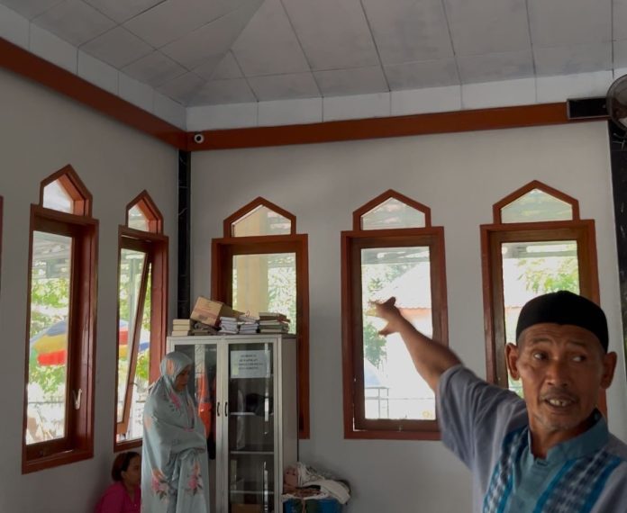 Marbot masjid saat menunjukan lokasi CCTV yang merekam pelaku saat mencuri kotak infak. (Foto: RRI)