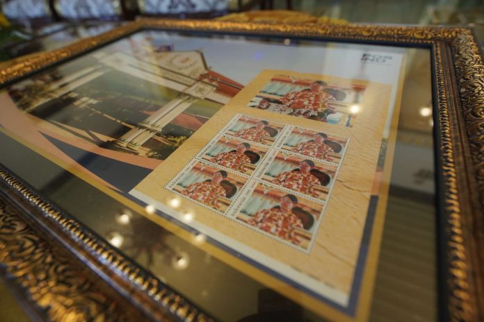 Pos Indonesia membuat prangko bergambar Sri Sultan Hamengku Buwono X. Pembuatan prangko ini sebagai bentuk penghormatan kepada Gubernur DIY yang juga sekaligus Raja Keraton Yogyakarta. (Foto: Humas Pemda DIY) Pos Indonesia membuat prangko bergambar Sri Sultan Hamengku Buwono X. Pembuatan prangko ini sebagai bentuk penghormatan kepada Gubernur DIY yang juga sekaligus Raja Keraton Yogyakarta. (Foto: Humas Pemda DIY)