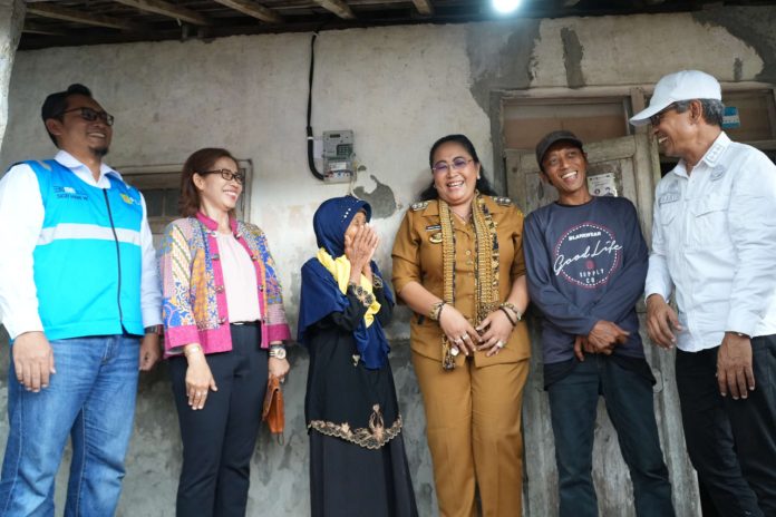 Bupati Gunungkidul Endah Subekti Kuntariningsih bersama Manajemen PLN UP3 Yogyakarta dan Dinas PUPESDM DIY bersama salah satu penerima manfaat program penyambungan listrik gratis, Senin (23/6/2025). (Foto: PLN UP3 Yogyakarta)