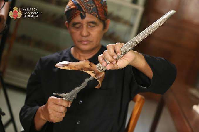Seorang abdi dalem Keraton Ngayogyakarta Hadiningrat tengah merawat keris pusaka dengan penuh kehati-hatian (Foto: dok. Keraton Yogyakarta) Seorang abdi dalem Keraton Ngayogyakarta Hadiningrat tengah merawat keris pusaka dengan penuh kehati-hatian (Foto: dok. Keraton Yogyakarta)