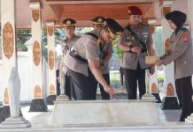 Prosesi ziarah ke TMP Kusumanegara, Senin (23/6/2025) pagi, yang dipimpin langsung Kapolda DIY Irjen Polisi Anggoro Sukartono dalam rangkaian peringatan Hari Bhayangkara ke-79. (Foto: Bidhumas Polda DIY)