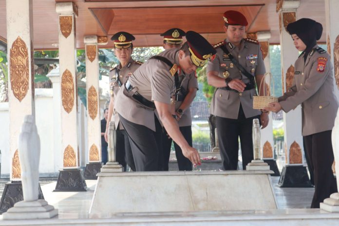 Prosesi ziarah ke TMP Kusumanegara, Senin (23/6/2025) pagi, yang dipimpin langsung Kapolda DIY Irjen Polisi Anggoro Sukartono dalam rangkaian peringatan Hari Bhayangkara ke-79. (Foto: Bidhumas Polda DIY) Prosesi ziarah ke TMP Kusumanegara, Senin (23/6/2025) pagi, yang dipimpin langsung Kapolda DIY Irjen Polisi Anggoro Sukartono dalam rangkaian peringatan Hari Bhayangkara ke-79. (Foto: Bidhumas Polda DIY)