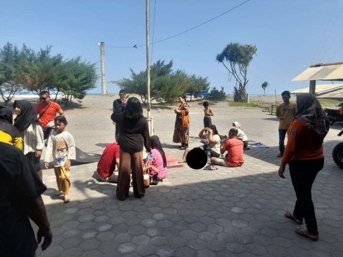 Sejumlah wisatawan tersengat ubur-ubur dan mendapat perawatan di posko SAR Parangtritis, Rabu (25/6/2025). (Foto: SAR Satlinmas Rescue Istimewa Wilayah Operasi III) Sejumlah wisatawan tersengat ubur-ubur dan mendapat perawatan di posko SAR Parangtritis, Rabu (25/6/2025). (Foto: SAR Satlinmas Rescue Istimewa Wilayah Operasi III)