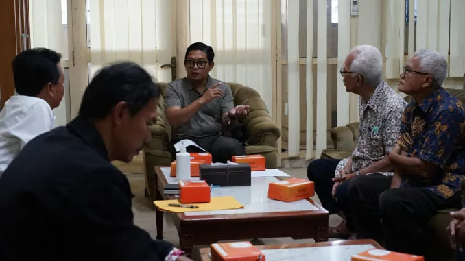 Anggota DPRD DIY, Dr. R. Stevanus Christian Handoko, S.Kom., M.M berdiskusi dengan Warga Giwangan (Foto: DPRD DIY) Anggota DPRD DIY, Dr. R. Stevanus Christian Handoko, S.Kom., M.M berdiskusi dengan Warga Giwangan (Foto: DPRD DIY)
