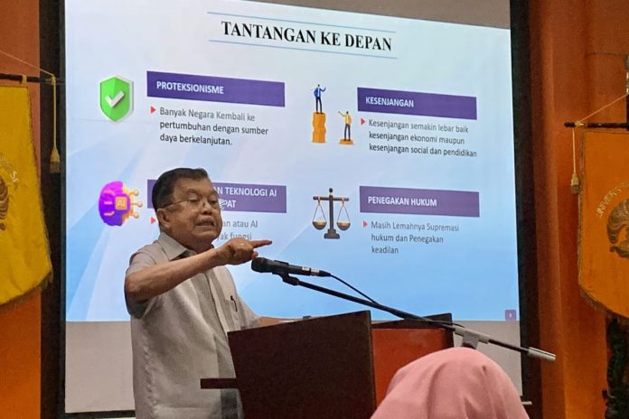 Wakil Presiden ke-10 dan ke-12, Jusuf Kalla (JK) dalam forum terbuka bertajuk Ekonomi Politik Indonesia di Tengah Kondisi Global Terkini di Auditorium Juwono Sudarso, Kampus Universitas Indonesia, Depok, Jawa Barat, Kamis (22/5/2025) - Foto: Istimewa Wakil Presiden ke-10 dan ke-12, Jusuf Kalla (JK) dalam forum terbuka bertajuk Ekonomi Politik Indonesia di Tengah Kondisi Global Terkini di Auditorium Juwono Sudarso, Kampus Universitas Indonesia, Depok, Jawa Barat, Kamis (22/5/2025) - Foto: Istimewa