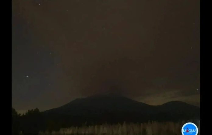 Gunung Raung di Jawa Timur kembali erupsi dengan tinggi letusan 600 meter di atas puncak gunung pada Minggu (29/6/2025) malam. Erupsi terjadi pada pukul 18.03 WIB. (Foto: PVMBG)