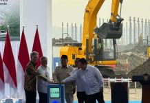 Prabowo Resmikan Proyek Baterai Kendaraan Listrik Terbesar di Asia Tenggara Presiden Prabowo Subianto didampingi Menteri BUMN Erick Thohir (kanan), Menteri ESDM Bahlil Lahadalia (kedua kanan), dan Dirut Artha Group, Tommy Winata pada peresmian Groundbreaking Ekosistem Baterai Kendaraan Listrik di Karawang, Minggu (29/6/2025) (Foto: Istimewa)