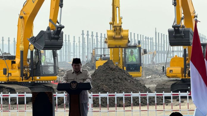 Presiden Prabowo Subianto ketika memberi sambutan di acara peresmian groundbreaking ekosistem Industri baterai kendaraan listrik di Karawang, Minggu (29/6/2025). (Foto: RRI) Presiden Prabowo Subianto ketika memberi sambutan di acara peresmian groundbreaking ekosistem Industri baterai kendaraan listrik di Karawang, Minggu (29/6/2025). (Foto: RRI)