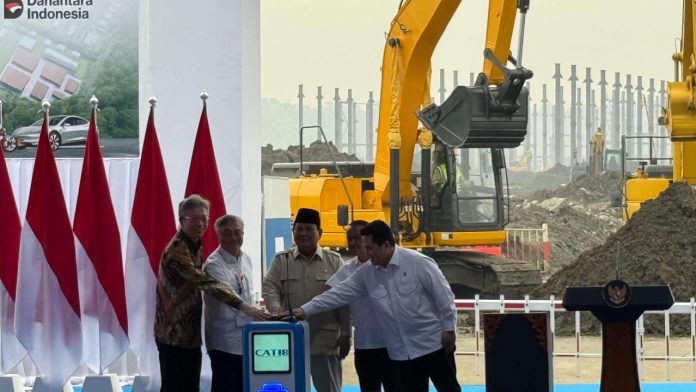 Presiden Prabowo Subianto didampingi Menteri BUMN Erick Thohir (kanan), Menteri ESDM Bahlil Lahadalia (kedua kanan), dan Dirut Artha Group, Tommy Winata pada peresmian Groundbreaking Ekosistem Baterai Kendaraan Listrik di Karawang, Minggu (29/6/2025) (Foto: Istimewa)