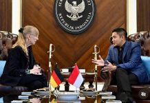 Seskab Teddy Bertemu Dubes Jerman untuk Bahas Kerja Sama Bilateral Sekretaris Kabinet (Seskab) Teddy Indra Wijaya bertemu dengan Duta Besar Jerman, Ina Lepel di Gedung Sekretariat Kabinet, Jakarta Pusat, Sabtu (14/6/2025).(Dok. Instagram Sekretariat Kabinet)