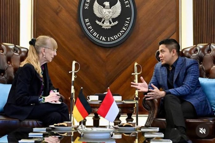 Sekretaris Kabinet (Seskab) Teddy Indra Wijaya bertemu dengan Duta Besar Jerman, Ina Lepel di Gedung Sekretariat Kabinet, Jakarta Pusat, Sabtu (14/6/2025).(Dok. Instagram Sekretariat Kabinet)