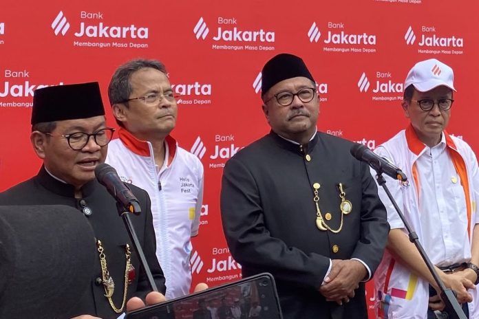 Gubernur dan Wakil Gubernur DKI Jakarta, Pramono Anung dan Rano Karno usai meresmikan identitas baru Bank Jakarta di Taman Literasi, Minggu (22/6/2025). (Foto: Istimewa)