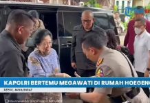 Kapolri Listyo Sigit Prabowo Cium Tangan Megawati di Acara Ulang Tahun Istri Hoegeng Kapolri Jenderal Listyo Sigit Prabowo mencium tangan Megawati (Foto: Istimewa)