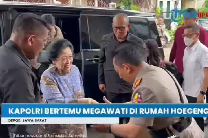 Kapolri Jenderal Listyo Sigit Prabowo mencium tangan Megawati (Foto: Istimewa)