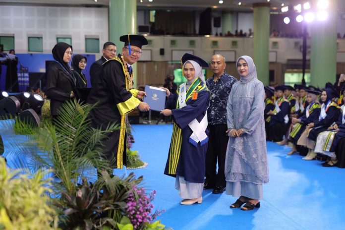 Rektor UII Fathul Wahid saat mewisuda salah satu lulusan dari 712 lulusan pada Periode V Tahun Akademik 2024/2025 dengan gelar Doktor, Magister, Sarjana, dan Diploma, di Auditorium Prof. K.H. Abdul Kahar Mudzakir, Sabtu (28/6/2025).(Foto: Dok.UII)