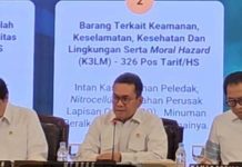 Pemerintah Permudah Impor 10 Komoditas Strategis untuk Dongrak Industri Nasional Menteri Perdagangan, Budi Santoso (kanan), diapit Menko Perekonomian, Airlangga Hartarto (kiri), dan Wakil Menteri Perindustrian, Faisol Riza (kanan), memberikan keterangan pers di Kemendag, Senin (30/6/2025) (Foto: Istimewa)