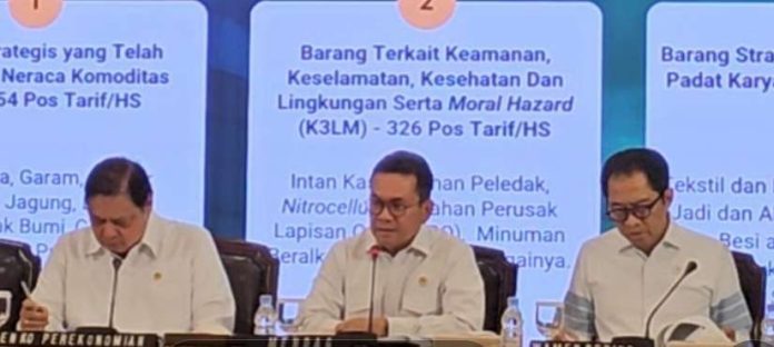 Menteri Perdagangan, Budi Santoso (kanan), diapit Menko Perekonomian, Airlangga Hartarto (kiri), dan Wakil Menteri Perindustrian, Faisol Riza (kanan), memberikan keterangan pers di Kemendag, Senin (30/6/2025) (Foto: Istimewa)