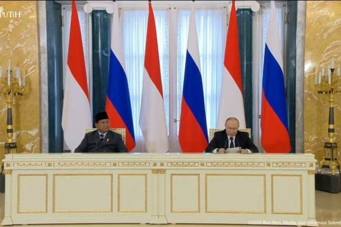 (Ki-ka) Presiden Prabowo Subianto dan Presiden Rusia Vladimir Putin menyampaikan pernyataan bersama (Joint Press Statement) di Istana Constantine St. Petersburg, Rusia, Kamis (19/6/2025).(Dok. YouTube Sekretariat Presiden)