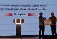Pekerja migran Indoensia, Sugiarto mendapatkan penghargaan dari pemerintah Indoensia atas kepahlawanannya memberikan pertolongan kepada orang lain tanpa mengenal etnis ataupun suku bangsa. (Foto: Istimewa)
