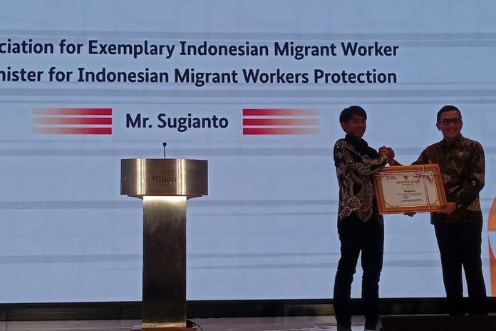 Pekerja migran Indoensia, Sugiarto mendapatkan penghargaan dari pemerintah Indoensia atas kepahlawanannya memberikan pertolongan kepada orang lain tanpa mengenal etnis ataupun suku bangsa. (Foto: Istimewa)