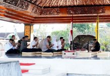 Wakil Presiden Gibran Rakabuming Raka bersama Gubernur Jawa Timur Khofifah Indar Parawansa, Wali Kota Blitar Syauqul Muhibbin, dan Bupati Blitar Rijanto berziarah ke Makam Bung Karno di Kelurahan Bendogerit, Kota Blitar, Rabu (18/6/2025) pagi(Dok. Pemkot Blitar)