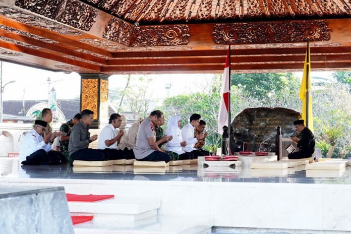 Wakil Presiden Gibran Rakabuming Raka bersama Gubernur Jawa Timur Khofifah Indar Parawansa, Wali Kota Blitar Syauqul Muhibbin, dan Bupati Blitar Rijanto berziarah ke Makam Bung Karno di Kelurahan Bendogerit, Kota Blitar, Rabu (18/6/2025) pagi(Dok. Pemkot Blitar) Wakil Presiden Gibran Rakabuming Raka bersama Gubernur Jawa Timur Khofifah Indar Parawansa, Wali Kota Blitar Syauqul Muhibbin, dan Bupati Blitar Rijanto berziarah ke Makam Bung Karno di Kelurahan Bendogerit, Kota Blitar, Rabu (18/6/2025) pagi(Dok. Pemkot Blitar)