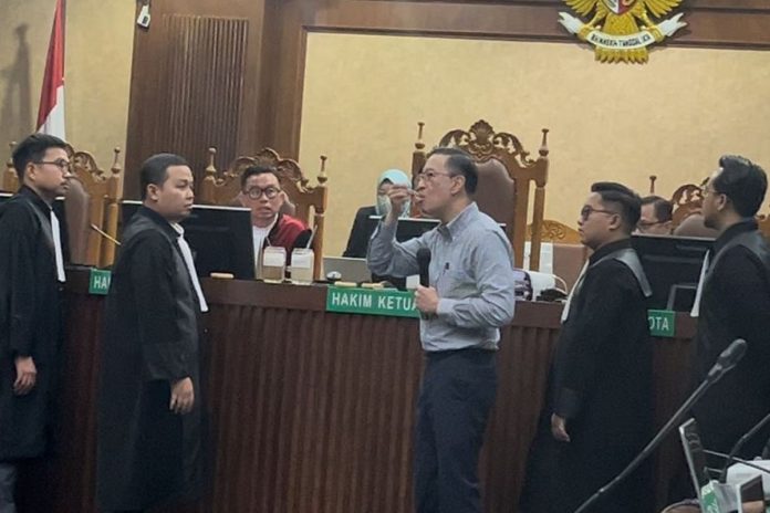 Tom Lembong saat memakan gula di persidangan (Foto: Istimewa)