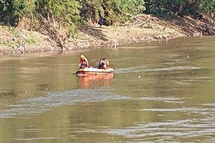 Tim Sar mencari mahasiswi UNS yang terjun ke Sungai Bengawan Solo (Foto: Istimewa) Tim Sar mencari mahasiswi UNS yang terjun ke Sungai Bengawan Solo (Foto: Istimewa)