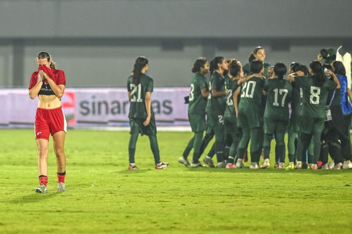 Pesepak bola Timnas Putri Indonesia, Emily Julia Frederica atas kekalahan Timnas Putri Pakistan (Foto: Istimewa) Pesepak bola Timnas Putri Indonesia, Emily Julia Frederica atas kekalahan Timnas Putri Pakistan (Foto: Istimewa)