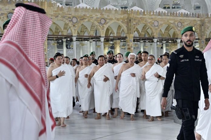 Presiden Prabowo Subianto beserta jajaran Kabinet Merah Putih saat menjalankan umrah di Masjidil Haram, Makkah, Kamis (3/7/2025). ANTARA/HO-Muchlis Jr-Biro Pers Istana(ANTARA/HO-Muchlis Jr-Biro Pers Istana)