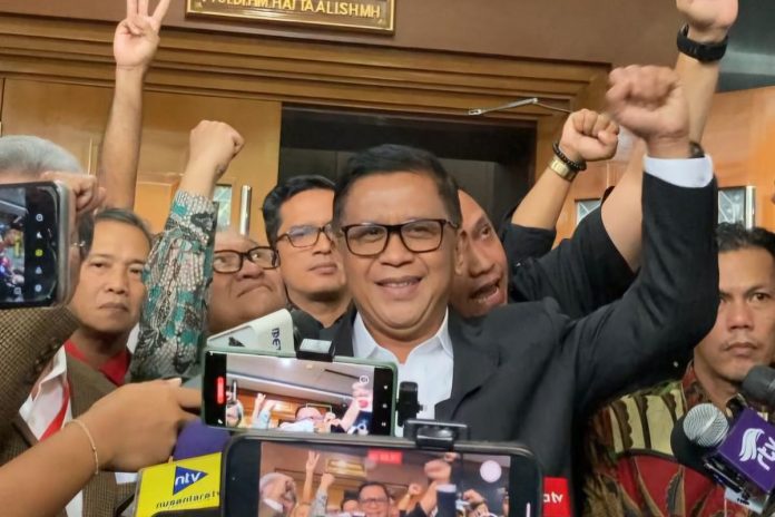 Sekretaris Jenderal (Sekjen) PDI-P, Hasto Kristiyanto meminta pengurus, anggota dan simpatisan partai banteng tetap tenang usai dirinya dituntut 7 tahun penjara oleh jaksa penuntut umum Komisi Pemberantasan Korupsi (KPK) di Pengadilan Tipikor Jakarta Pusat, Kamis (3/7/2025) - Foto: Istimewa